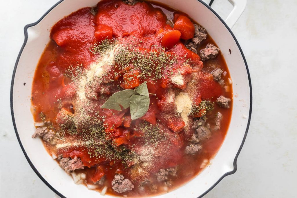 Ground beef with seasoning, tomatoes and garlic.