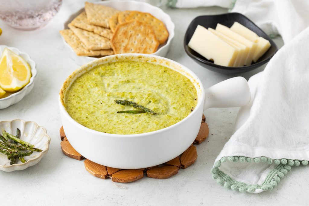 Baked asparagus in the dish.