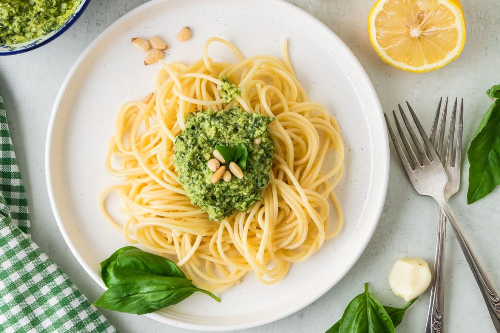 Pesto on the spagethi seved on plate.