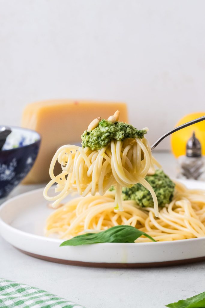 Pesto on spaghetti on the fork